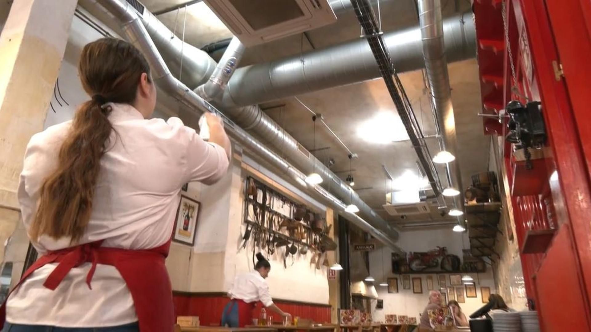 El debate eterno sobre la temperatura ideal del aire acondicionado: "Nunca aciertas"