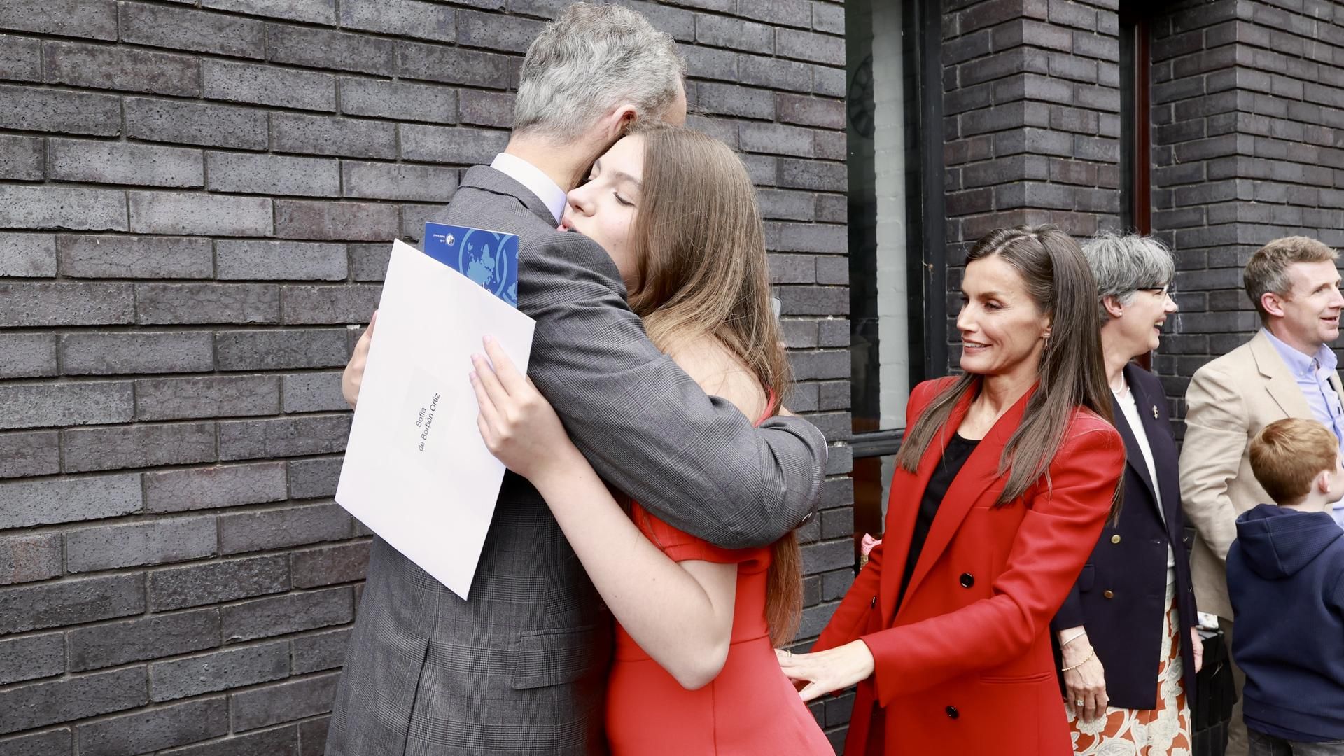 El rey Felipe abraza a la infanta Sofía en su graduación