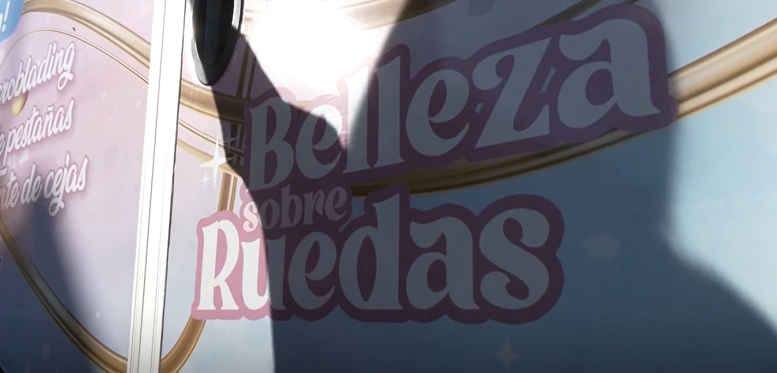 Estefanía acerca la belleza al mundo rural con su furgoneta, con la que recorre los pueblos