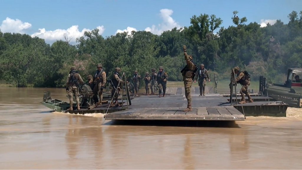 Ingenieros del Ejército superando obstáculos