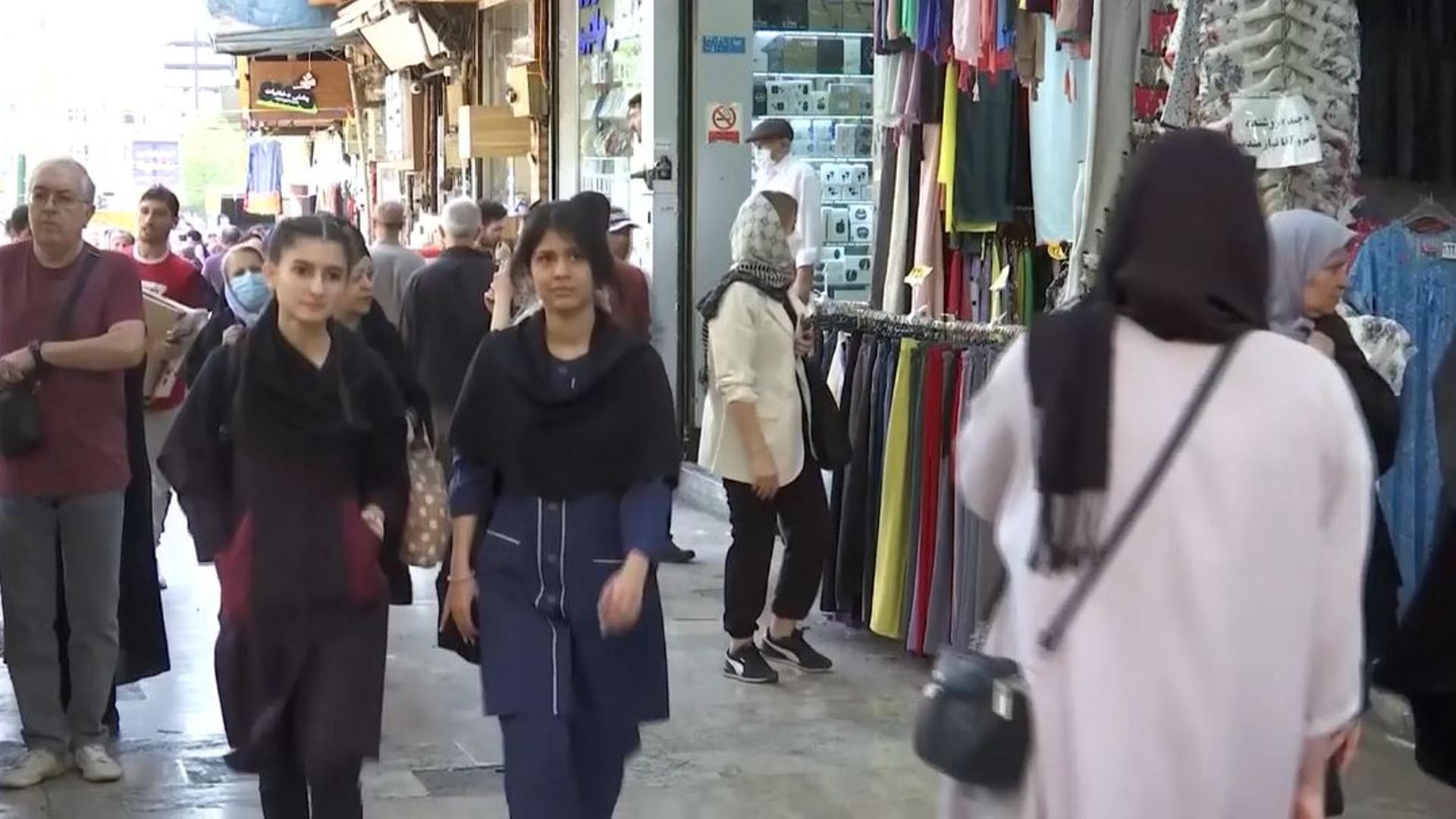 Irán suspende la aplicación obligatoria del hiyab en público