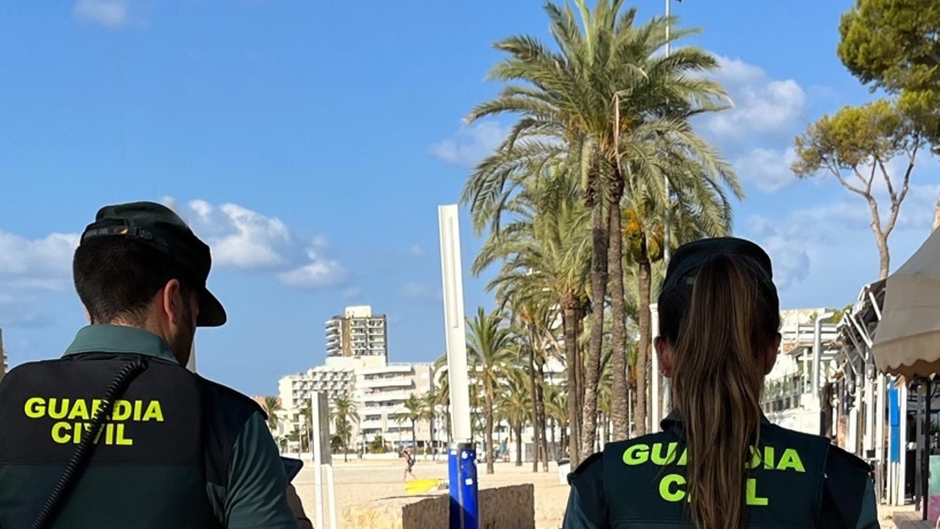 La Guardia Civil salva la vida a un turista que se lanzó al mar en la playa de Magaluf tras consumir alcohol y drogas