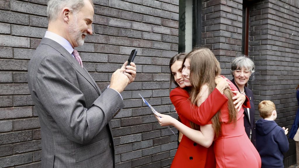 La reina Letizia abraza a la infanta Sofía en su graduación