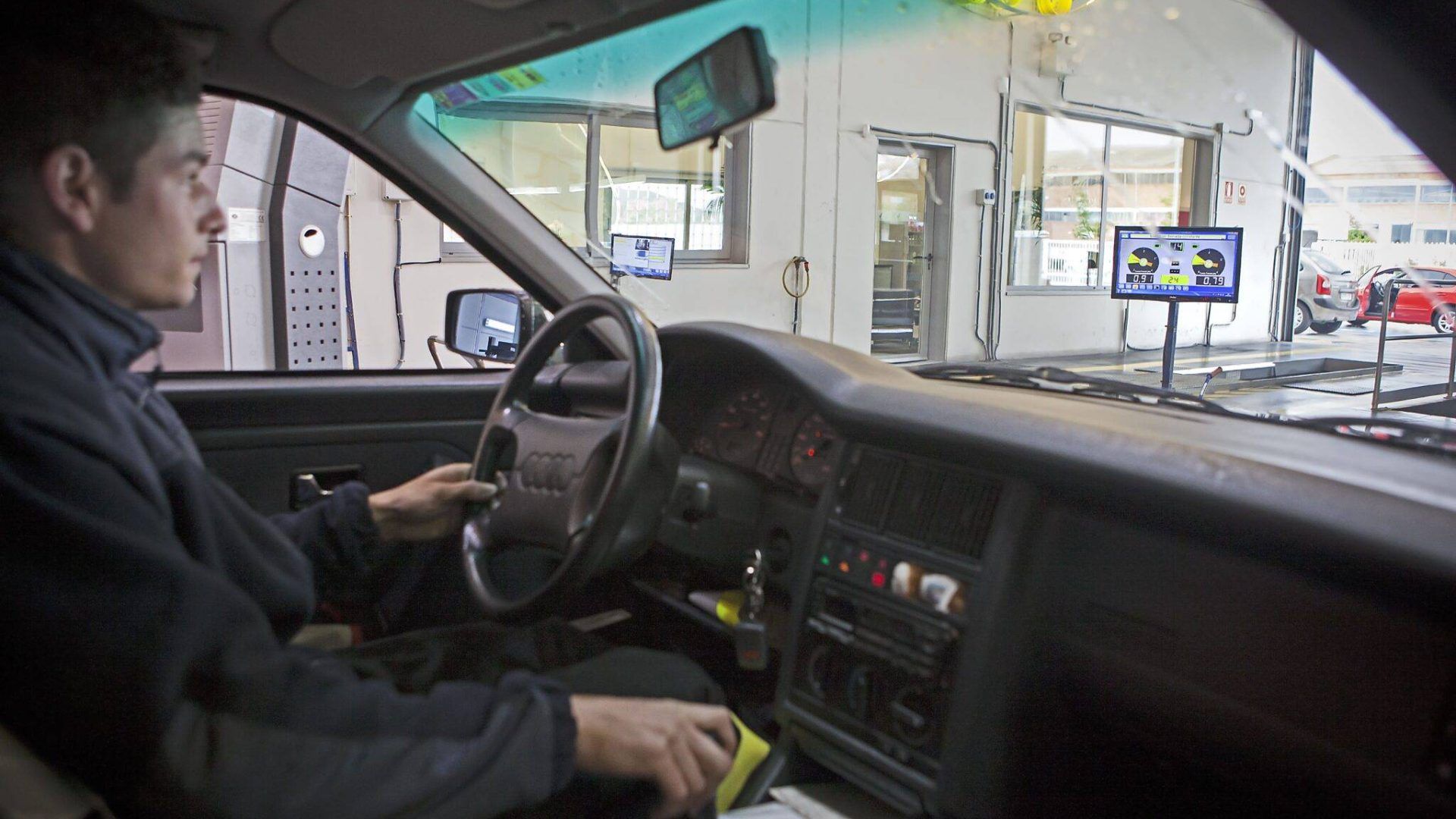 Un vehículo en medio de la Inspección Técnica de Vehículos