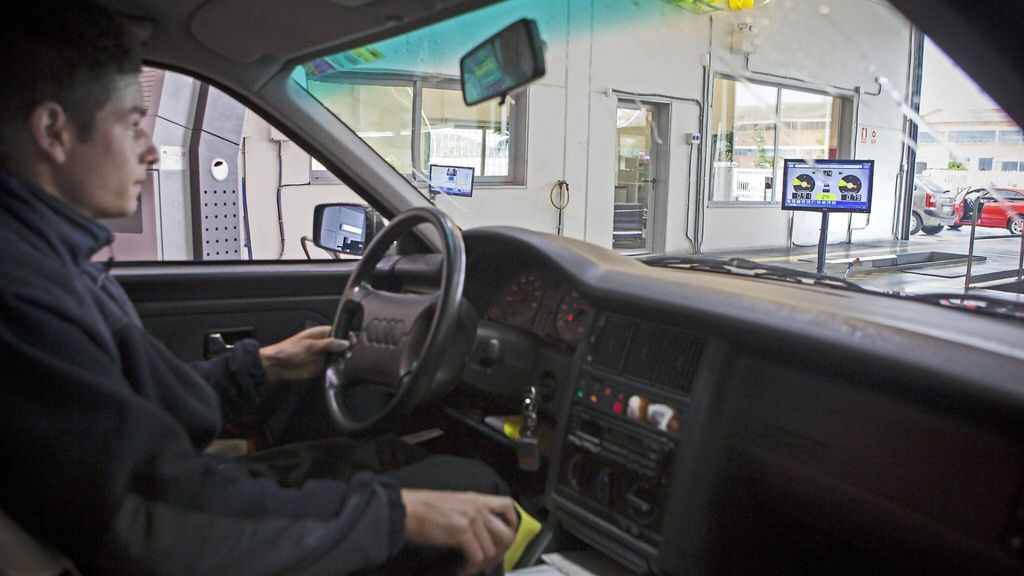 Un vehículo en medio de la Inspección Técnica de Vehículos