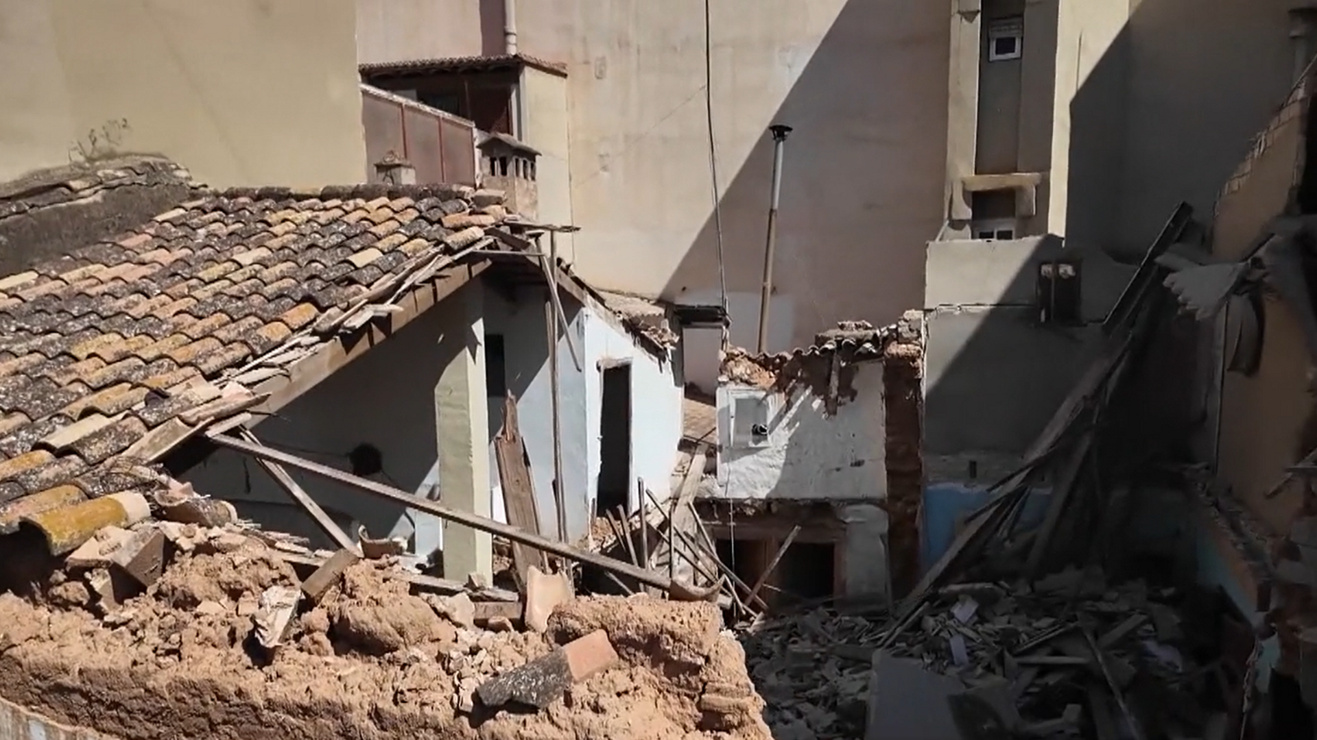 Colapsan los edificios en Paiporta siete meses después de la DANA: “Tienen que mirarlo porque se van a caer"