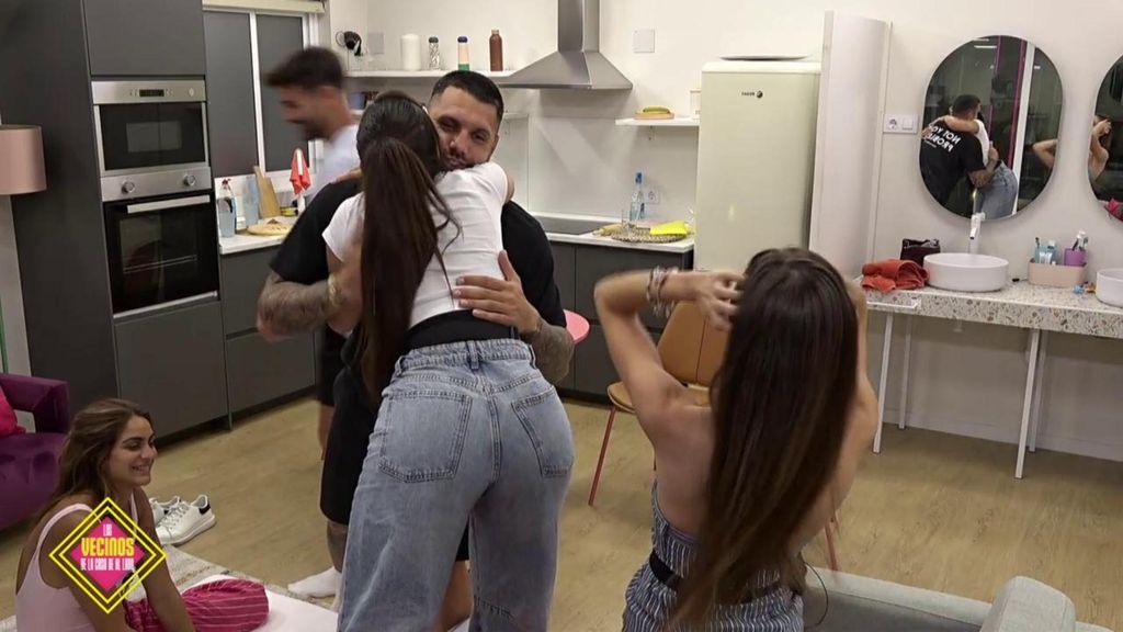 Los vecinos felicitan a Barranco por su cumpleaños: "¡Qué vivan los golfos!" Los vecinos de la casa de al lado Temporada 2 Top Vídeos 1611