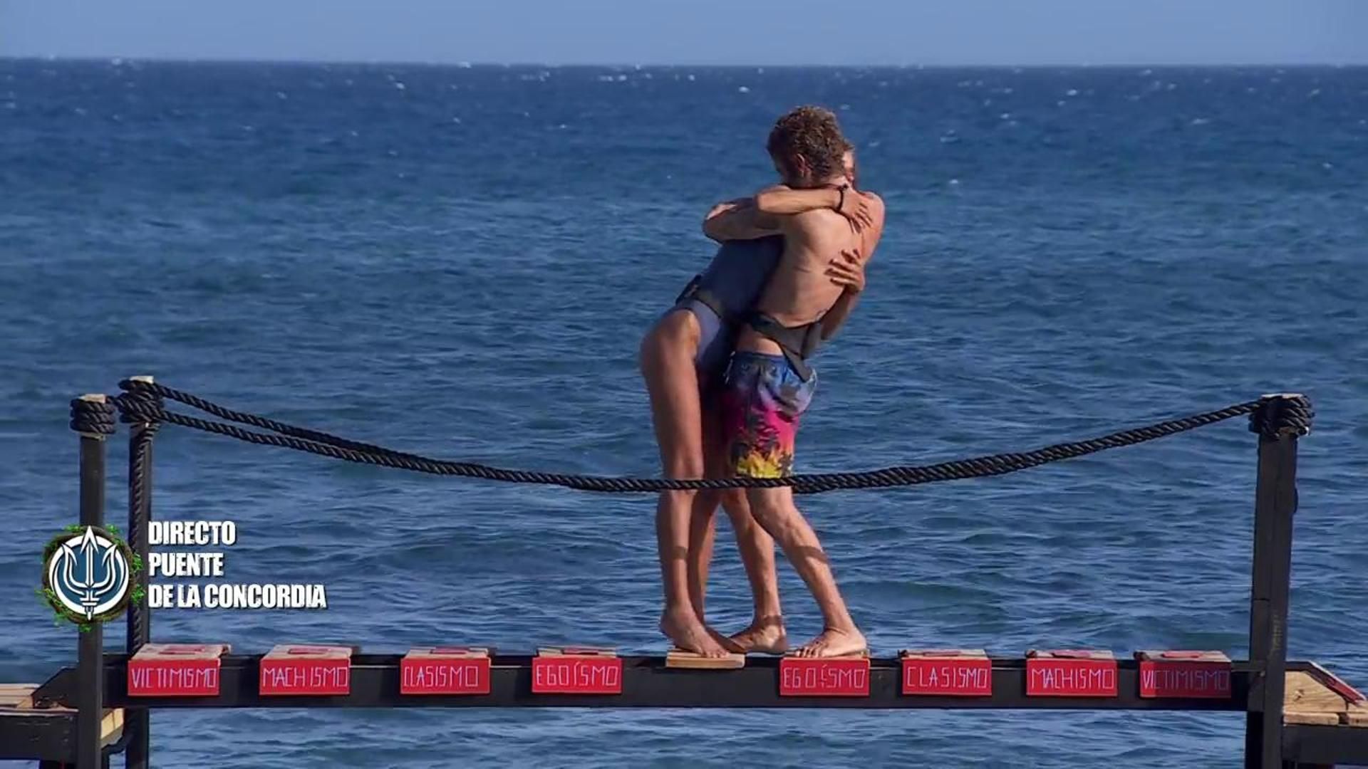 El abrazo de Pelayo y Carmen Alcayde tras su puente