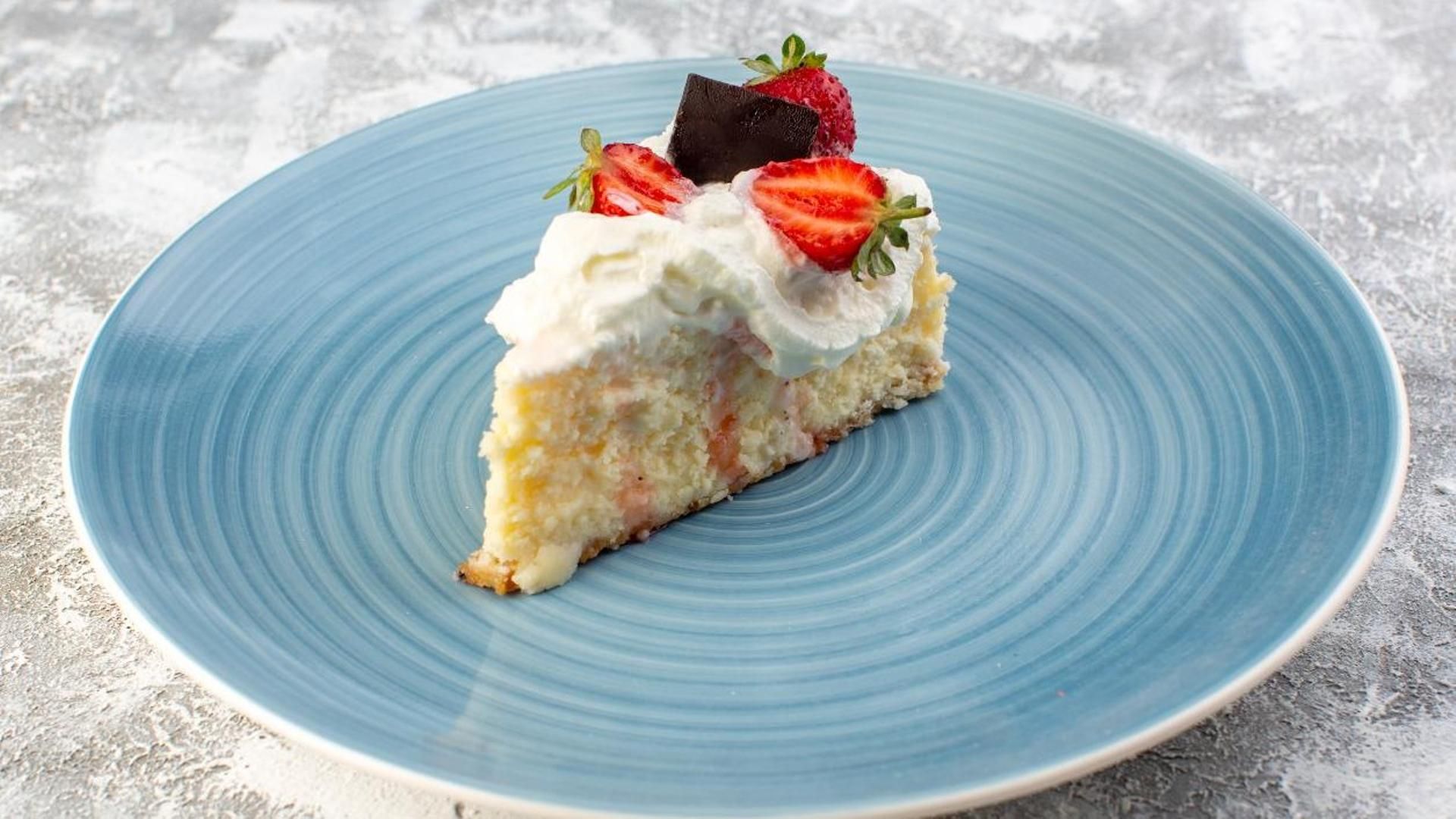 El pastel de tres leches con frutos del bosque y fresas es típica de Hispanoamérica.