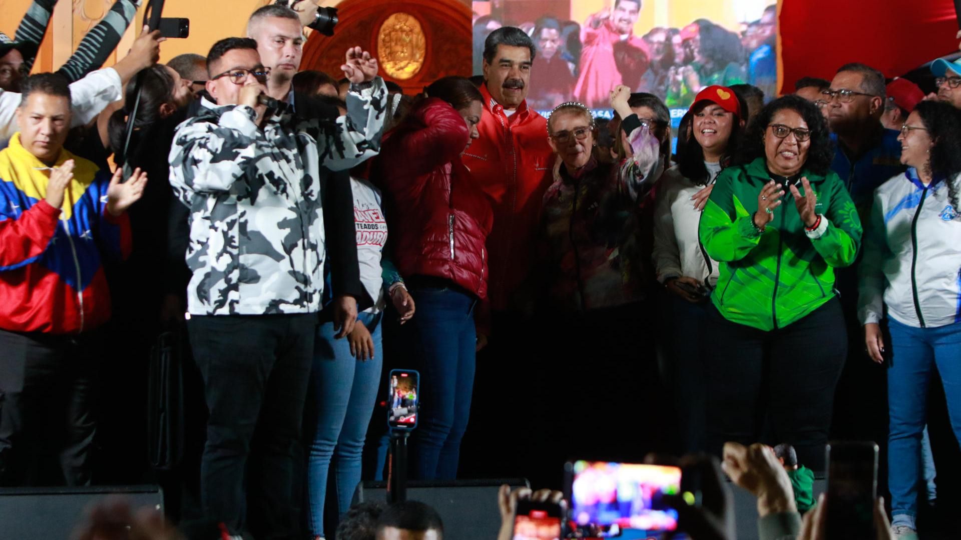 El presidente de Venezuela, Nicolas Maduro, celebra los resultados de las elecciones de gobernadores y diputados en el Palacio de Gobierno