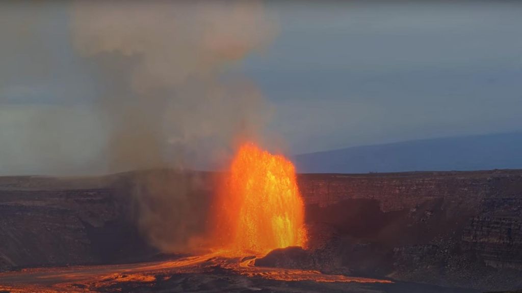 El volcán Kilauea entra en erupción en Hawaii y emite fuentes de lava de hasta 300 metros de altura