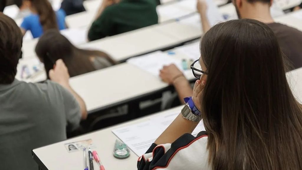 Estudiantes durante la realizacion de la ebau