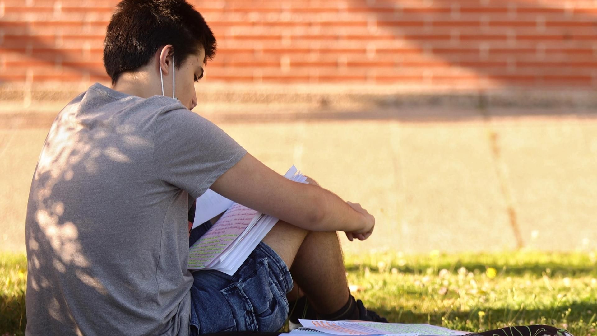 EuropaPress 4555801 estudiante repasa apuntes antes comenzar examenes convocatoria