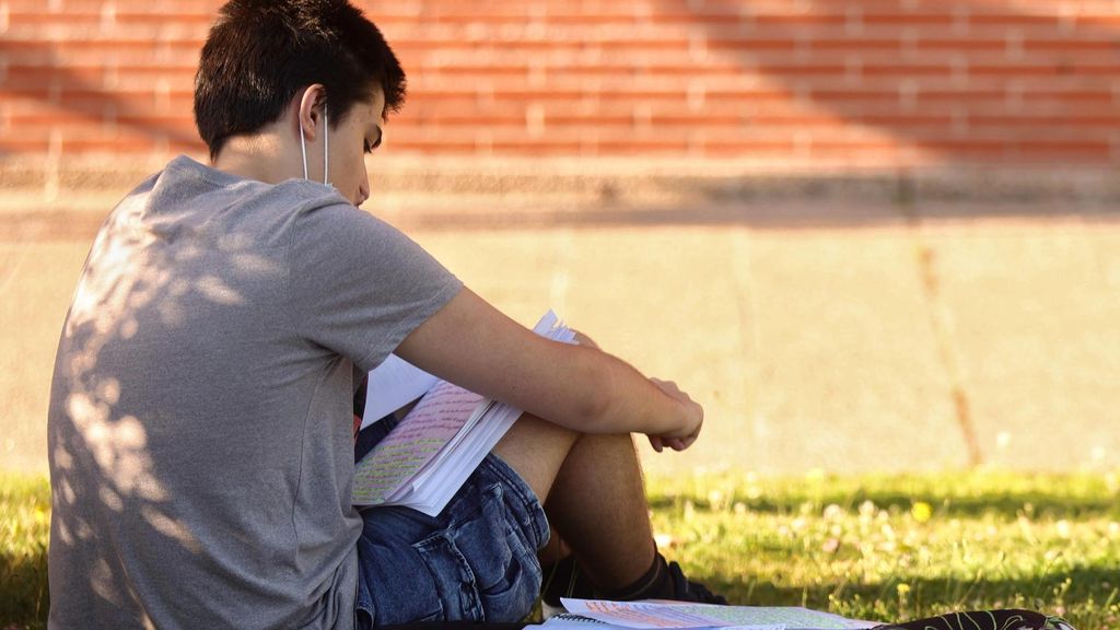 EuropaPress 4555801 estudiante repasa apuntes antes comenzar examenes convocatoria