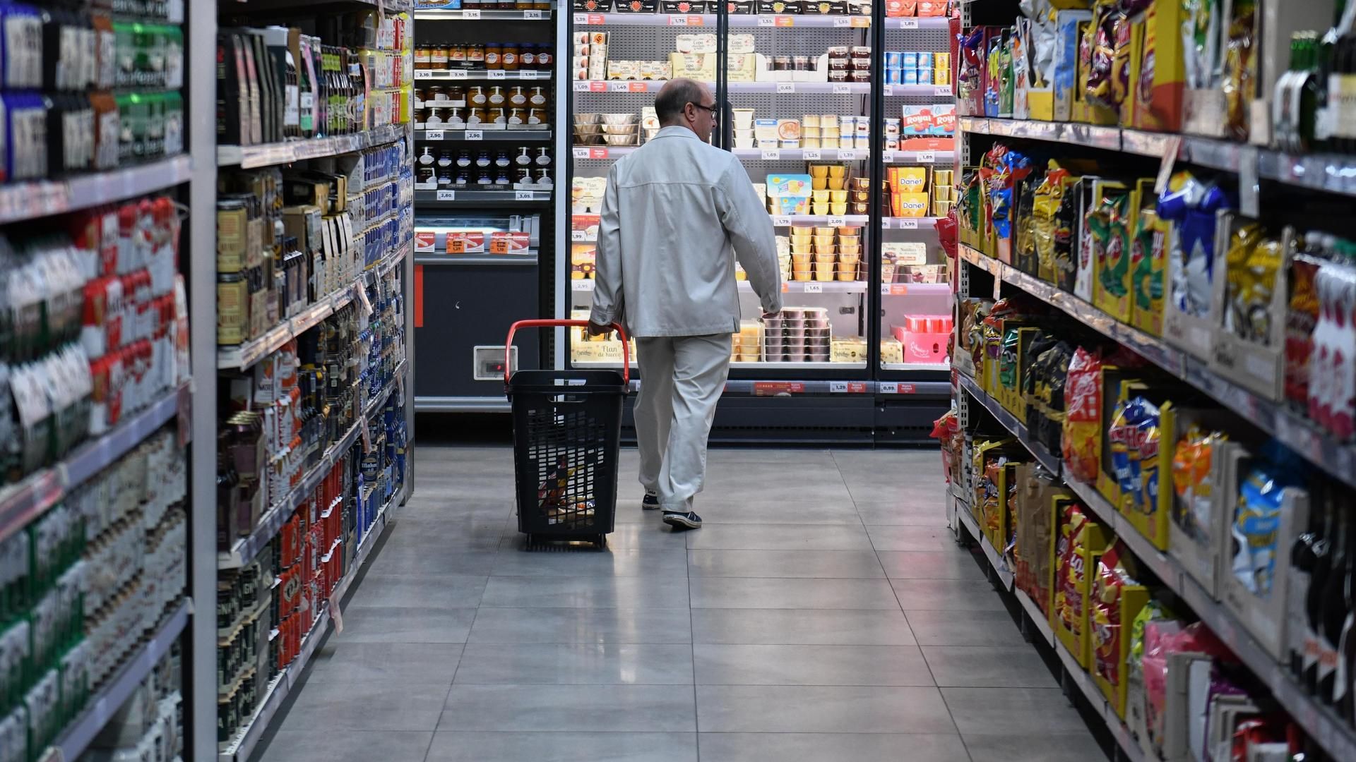 EuropaPress 5480728 persona hace compra tienda dia nunez balboa octubre 2023 madrid espana dia