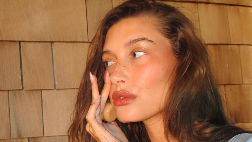 Hailey Bieber echándose colorete