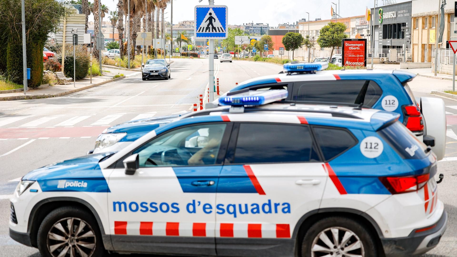 Imagen de varios vehículos de los Mossos en Barcelona
