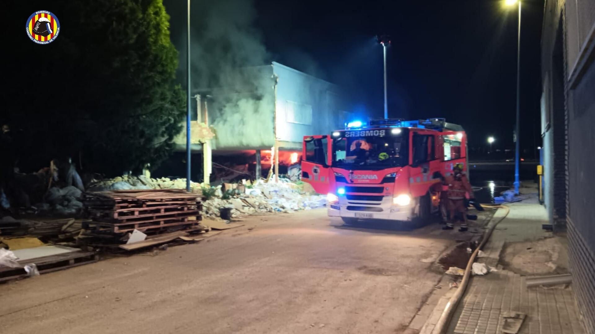 Incendio en una nave de Torrent, Valencia: las autoridades recomiendan a los vecinos mantener las ventanas cerradas Incendio en una nave de Torrent, Valencia: las autoridades recomiendan a los vecinos mantener las ventanas cerradas