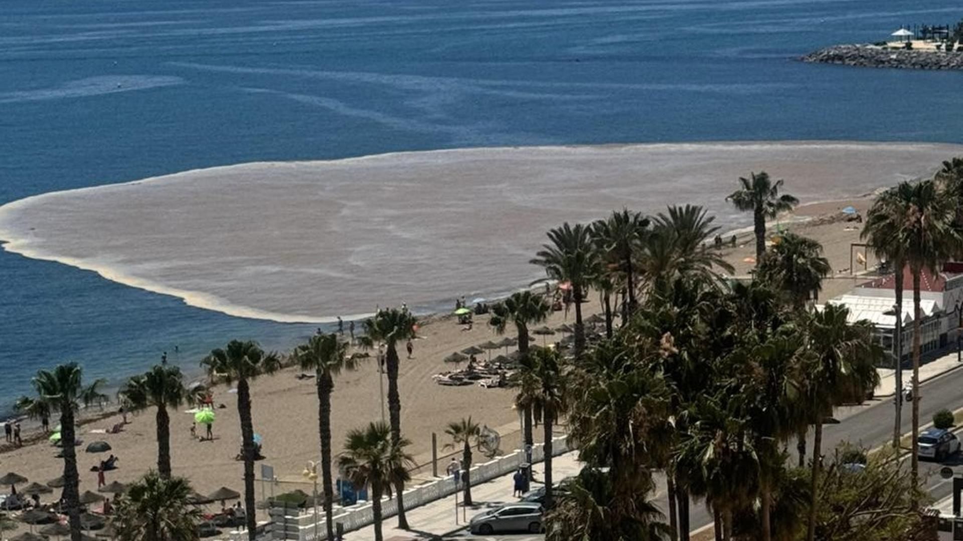 La inmensa mancha en el mar de una playa de Benalmádena que ha sorprendido a los bañistas tras romperse una tubería