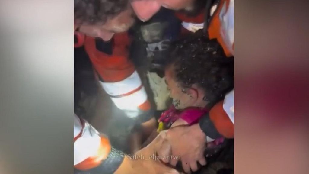 Así fue el rescate de una niña palestina, sepultada por los escombros tras el ataque de Israel a una escuela