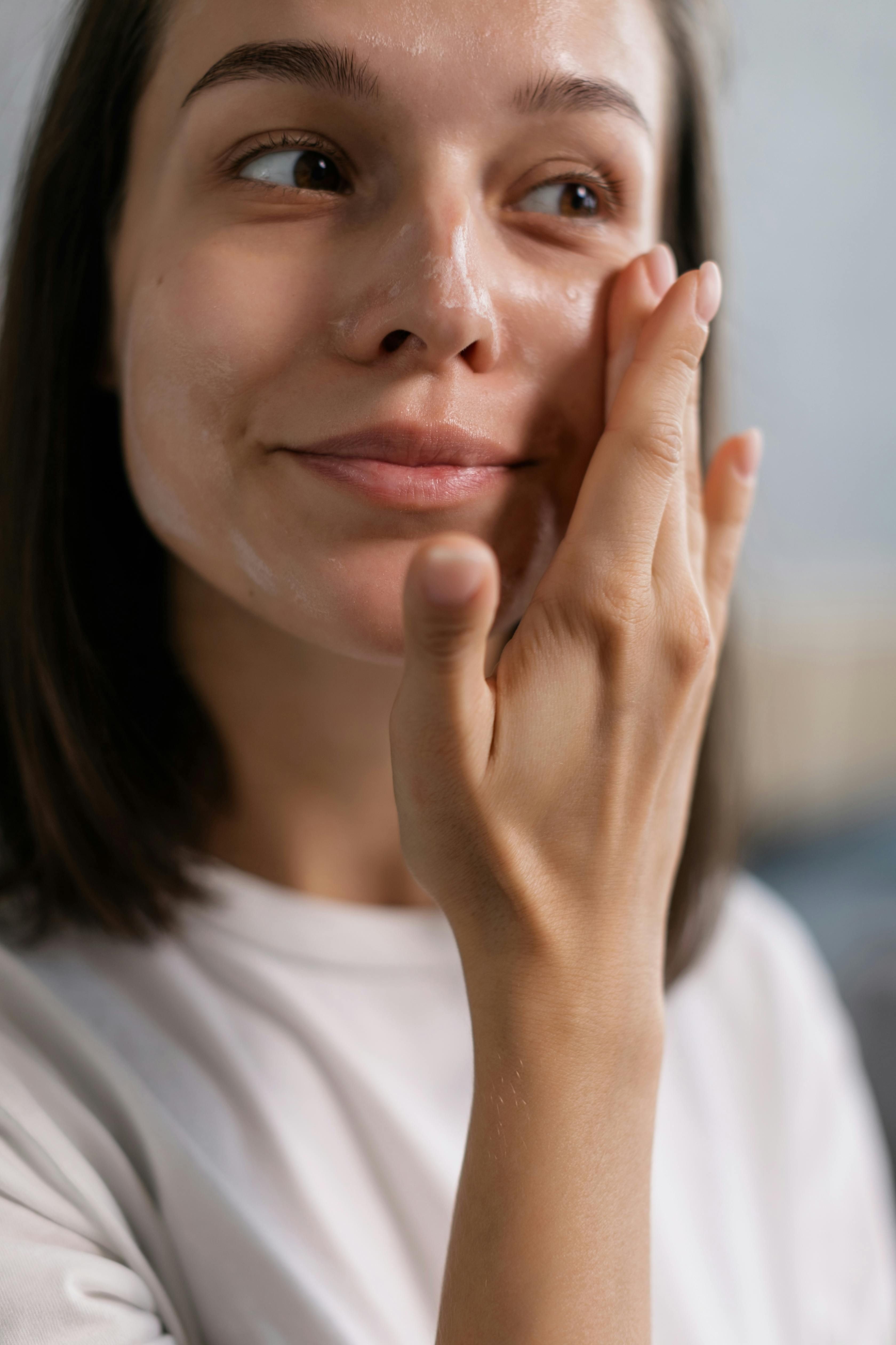 Mujer aplicandose crema en la cara