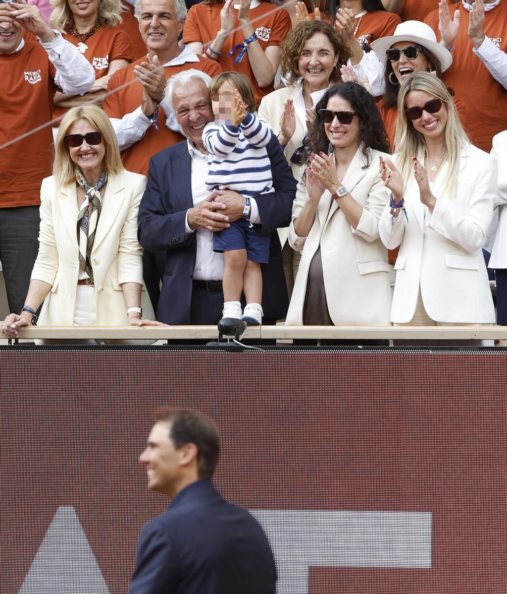 Rafa jr. aplaude a su padre durante el homenaje en Roland Garros