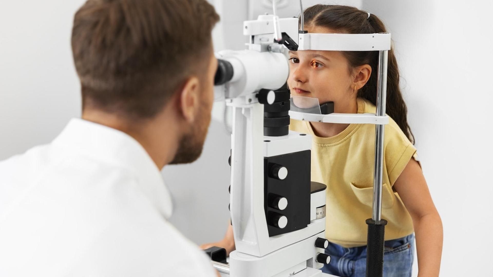 Una niña en una revisión visual