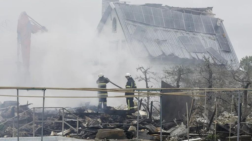 Una zona residencial alcanzada por un cohete ruso cerca de Kiev, en la madrugada de este domingo.
