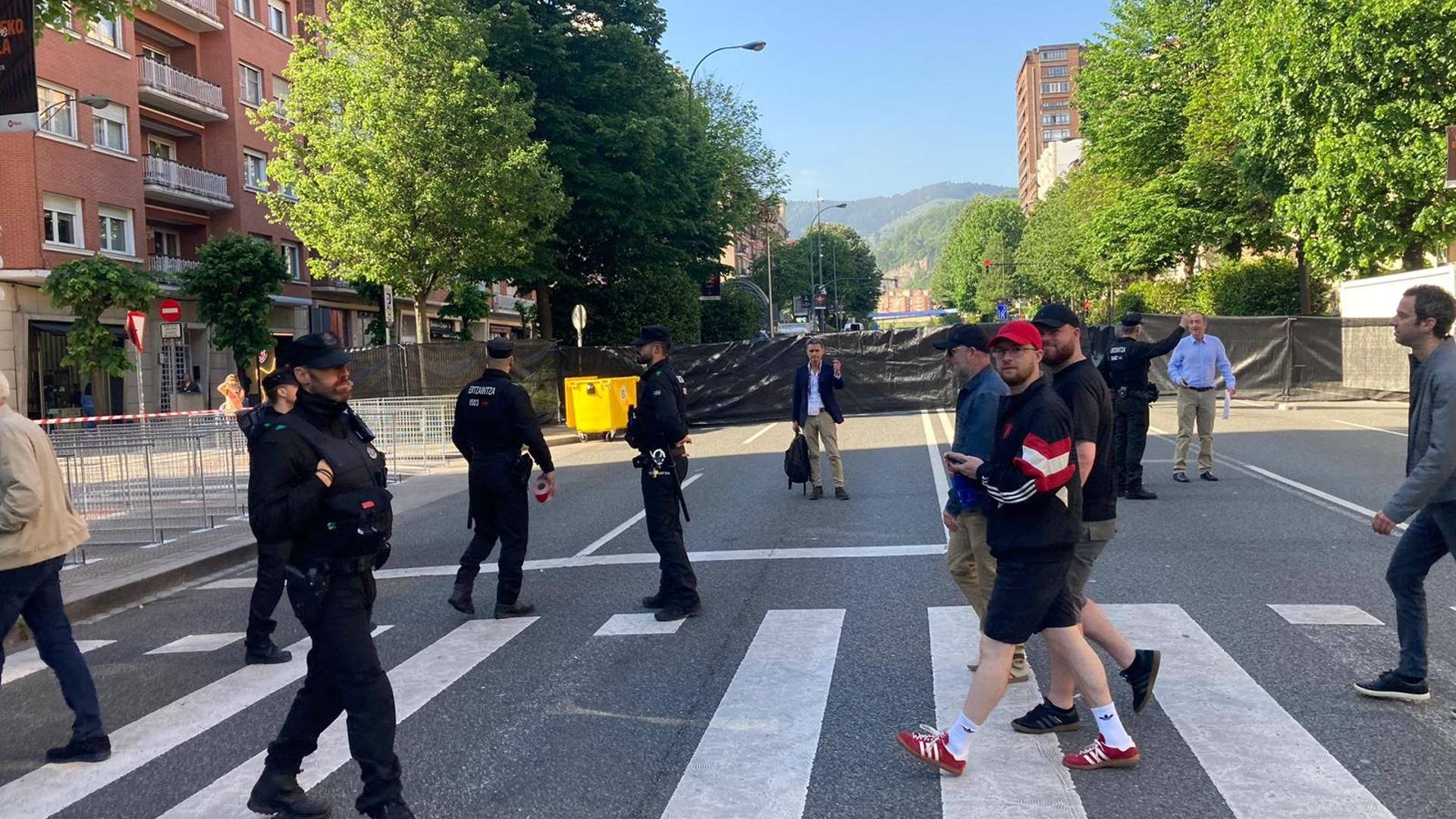 Varios policías por las calles bilbaínas, durante las horas previas a la final de la Europa League