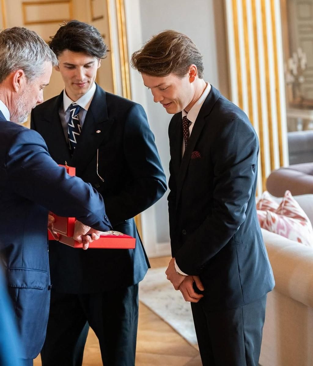 El rey Federico entregando a sus sobrinos la Gran Cruz de la Orden de Dannebrog 
