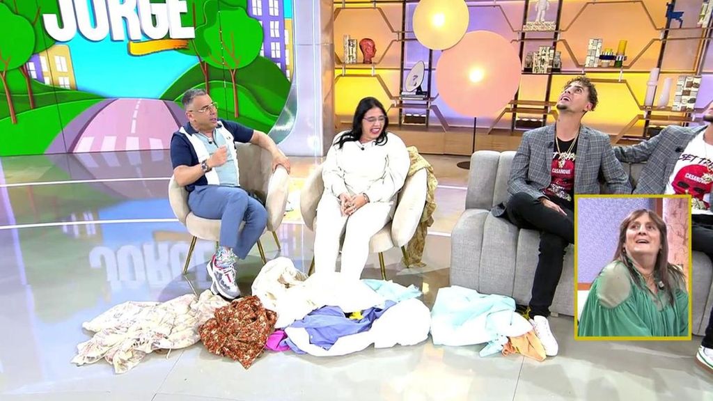 Una invitada descubre qué hace en 'El diario de Jorge' después de que le 'lluevan' prendas encima: "¿Te gusta la ropa?"