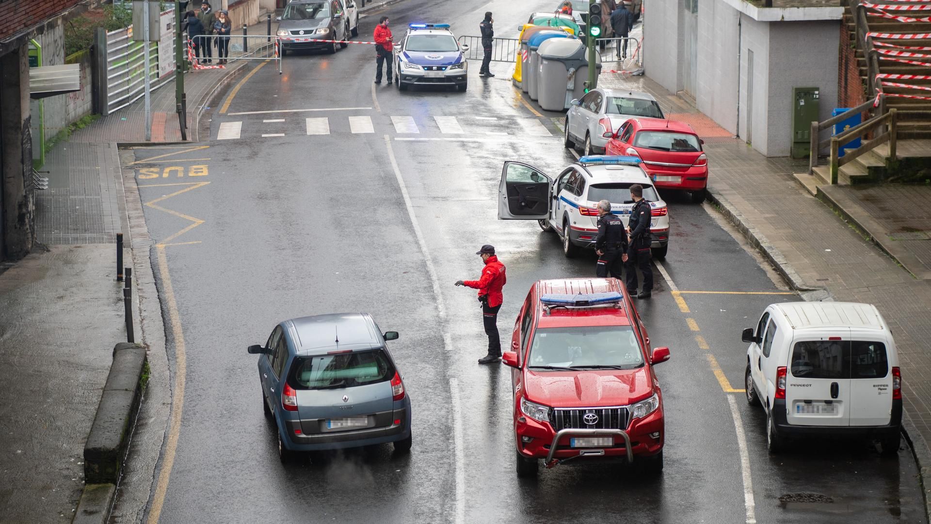 Agentes de la Ertzaintza durante un operativo en la calle