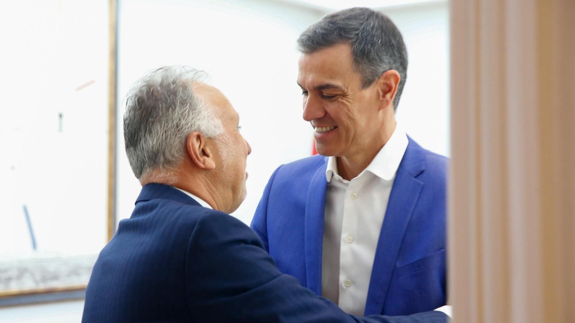 Ángel Víctor Torres reaparece en el Consejo de Ministros entre abrazos tras su operación de cáncer de próstata: "¡Qué alegría tenerte de nuevo!"