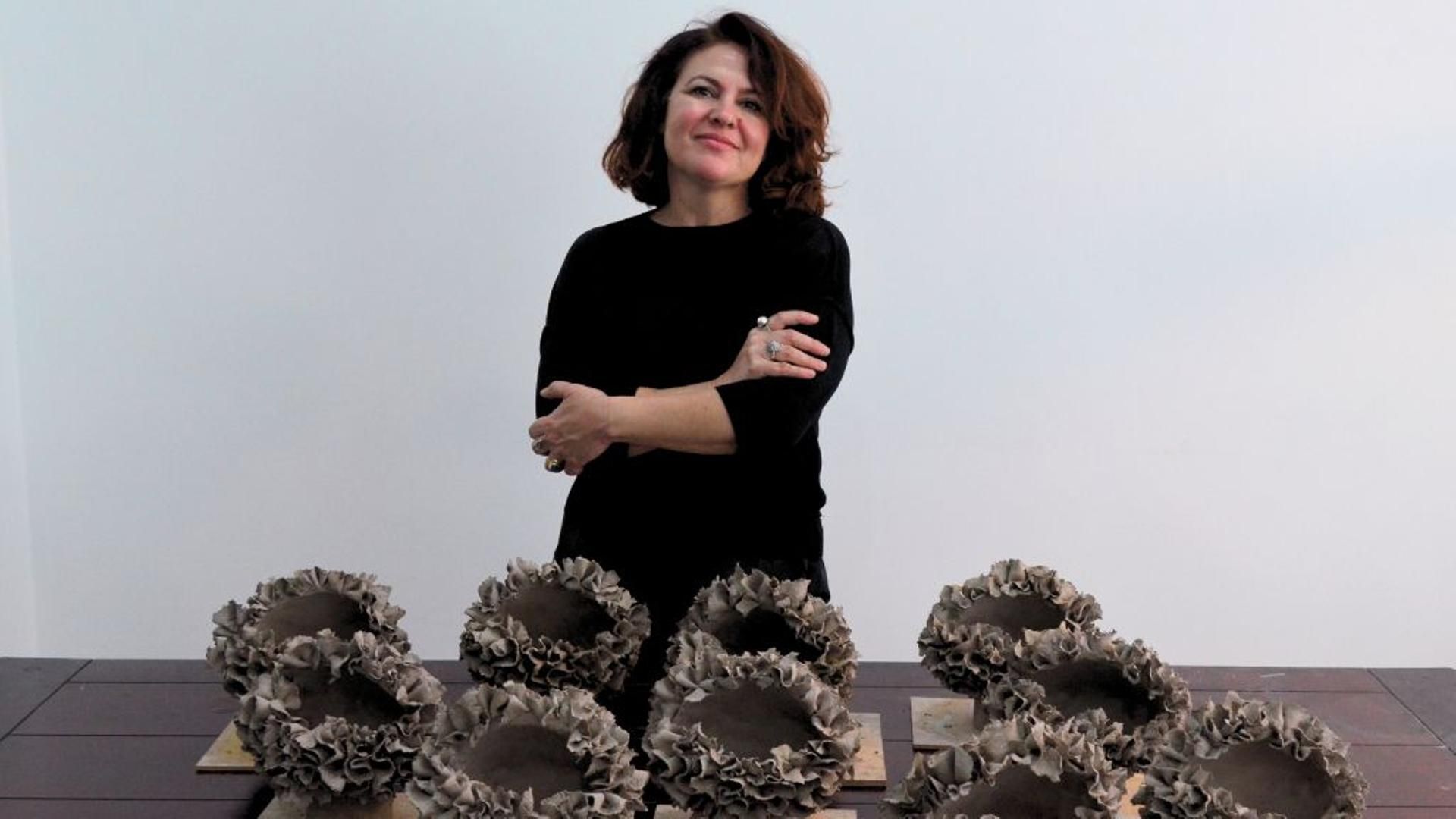 Ángela Larruscain  posa con las piezas que se entregarán en los Premios Planes Gourmet - 1