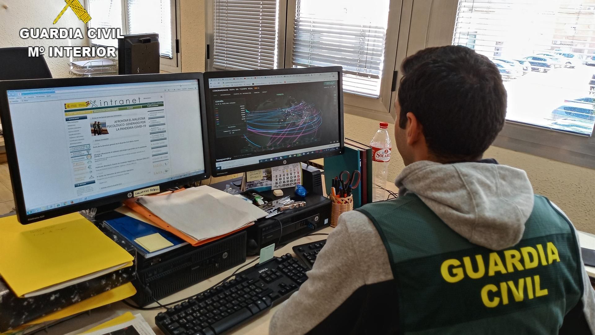 Archivo - Un guardia civil de delitos telemáticos