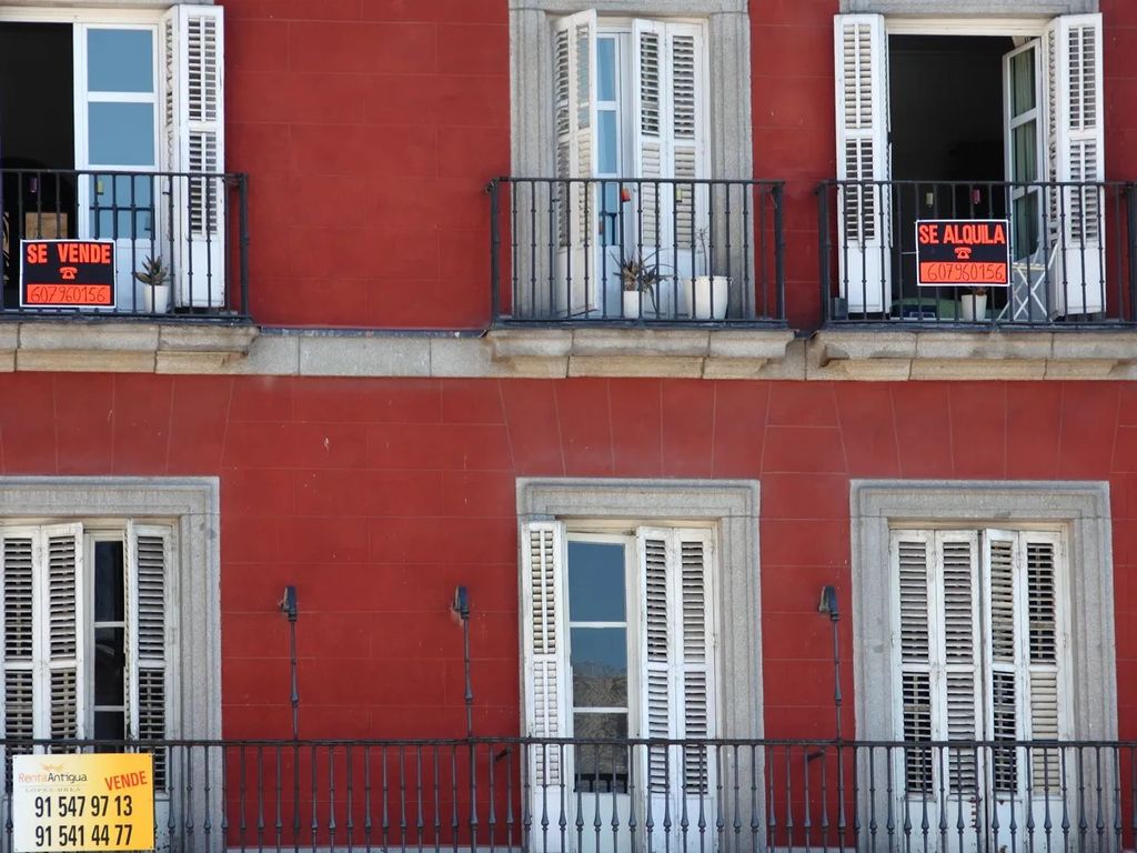 Carteles de venta y alquiler de viviendas en un edificio