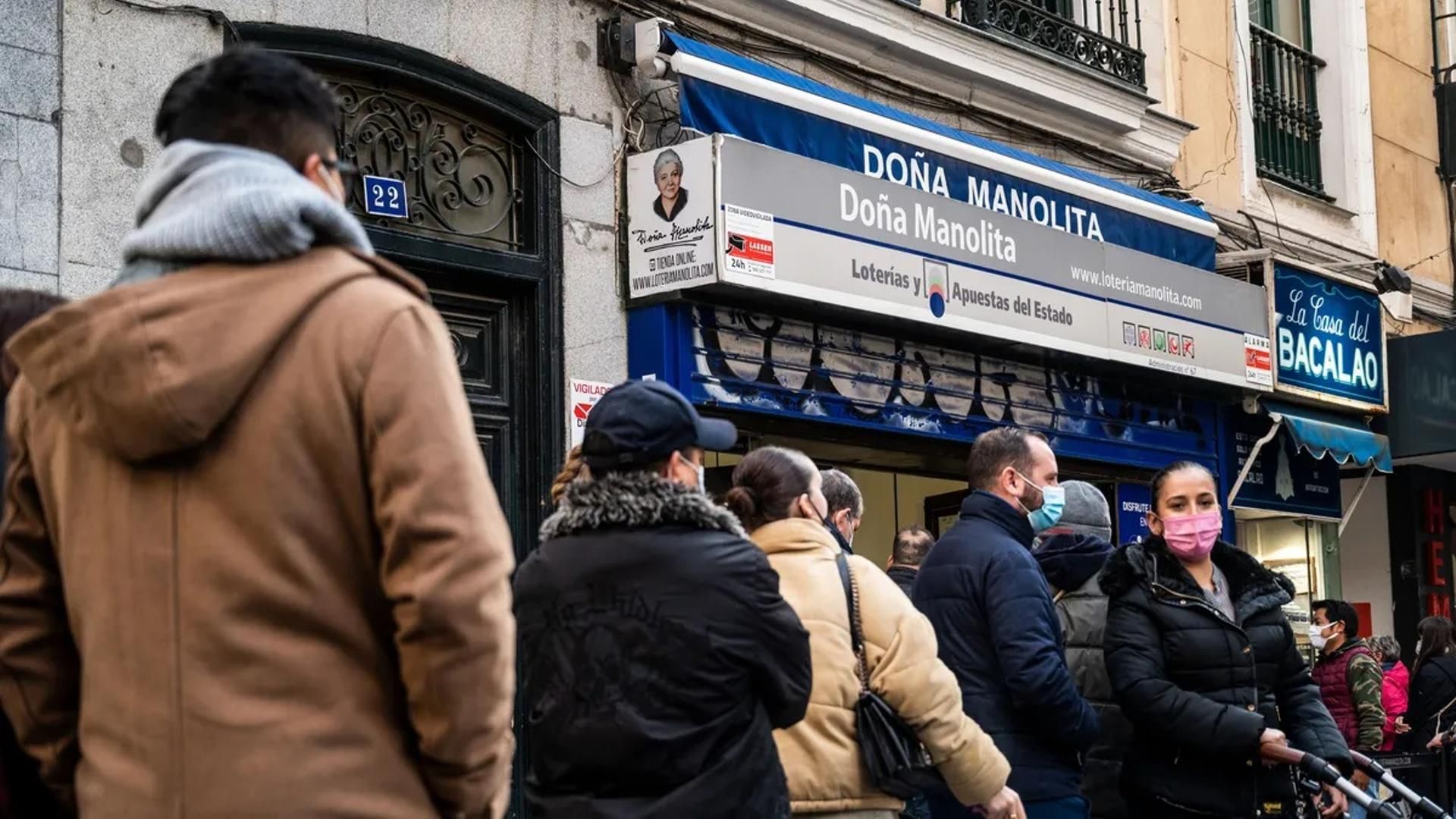 Cola para comprar décimos de la Lotería de Navidad
