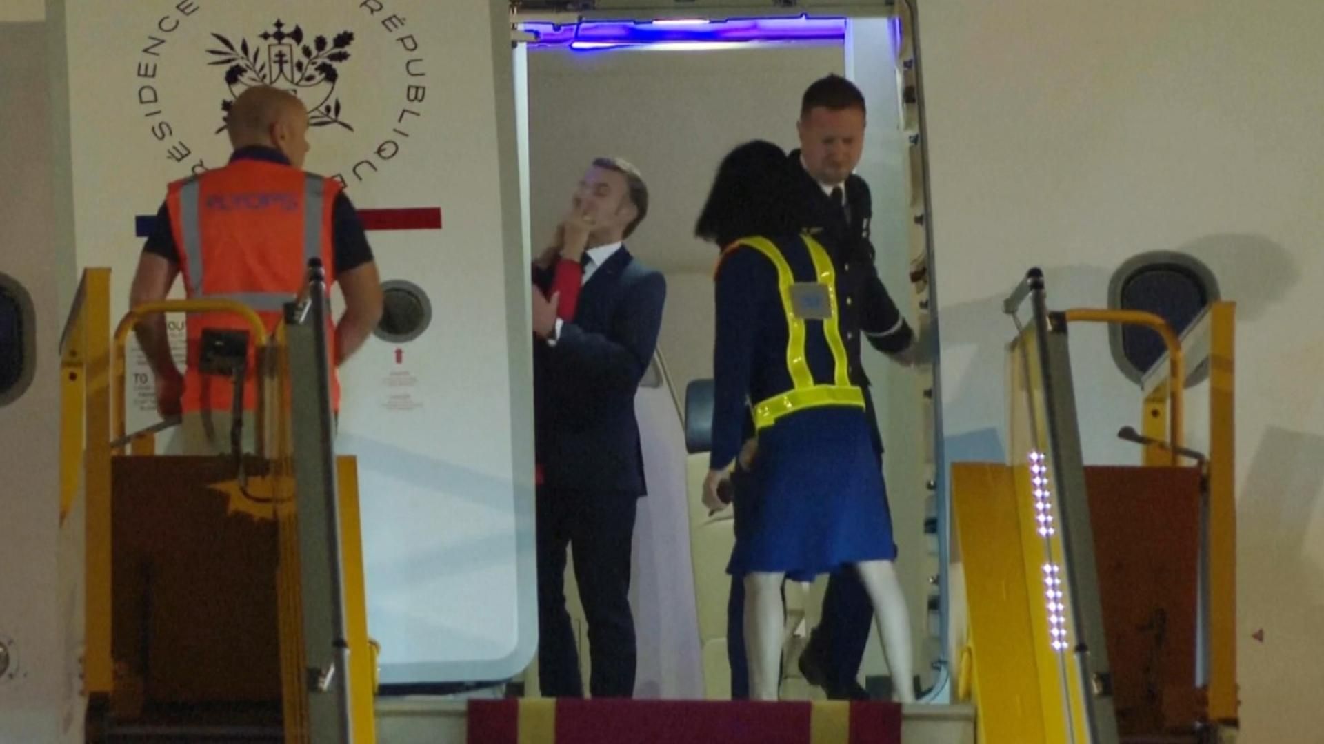 El manotazo de Brigitte a Emmanuel Macron y las tres versiones contradictorias sobre lo sucedido en Hanoi El manotazo de Brigitte a Emmanuel Macron y las tres versiones contradictorias sobre lo sucedido en Hanoi