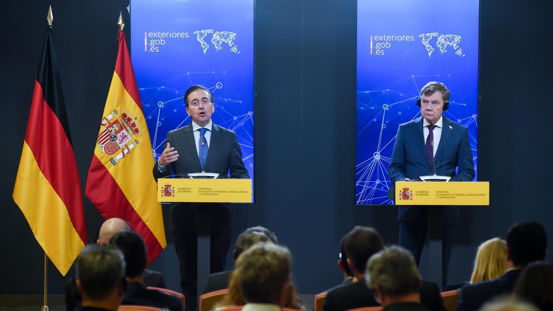 El ministro de Asuntos Exteriores, Unión Europea y Cooperación, José Manuel Albares (i) y su homólogo alemán, Johann David Wadephul (d), durante una rueda de prensa