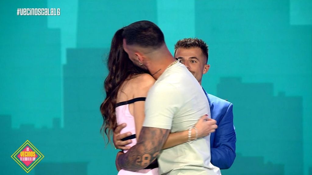 El tonteo entre Maica y Barranco en el plató de 'Los vecinos de la casa de al lado': "Nunca había conocido a una chica así"