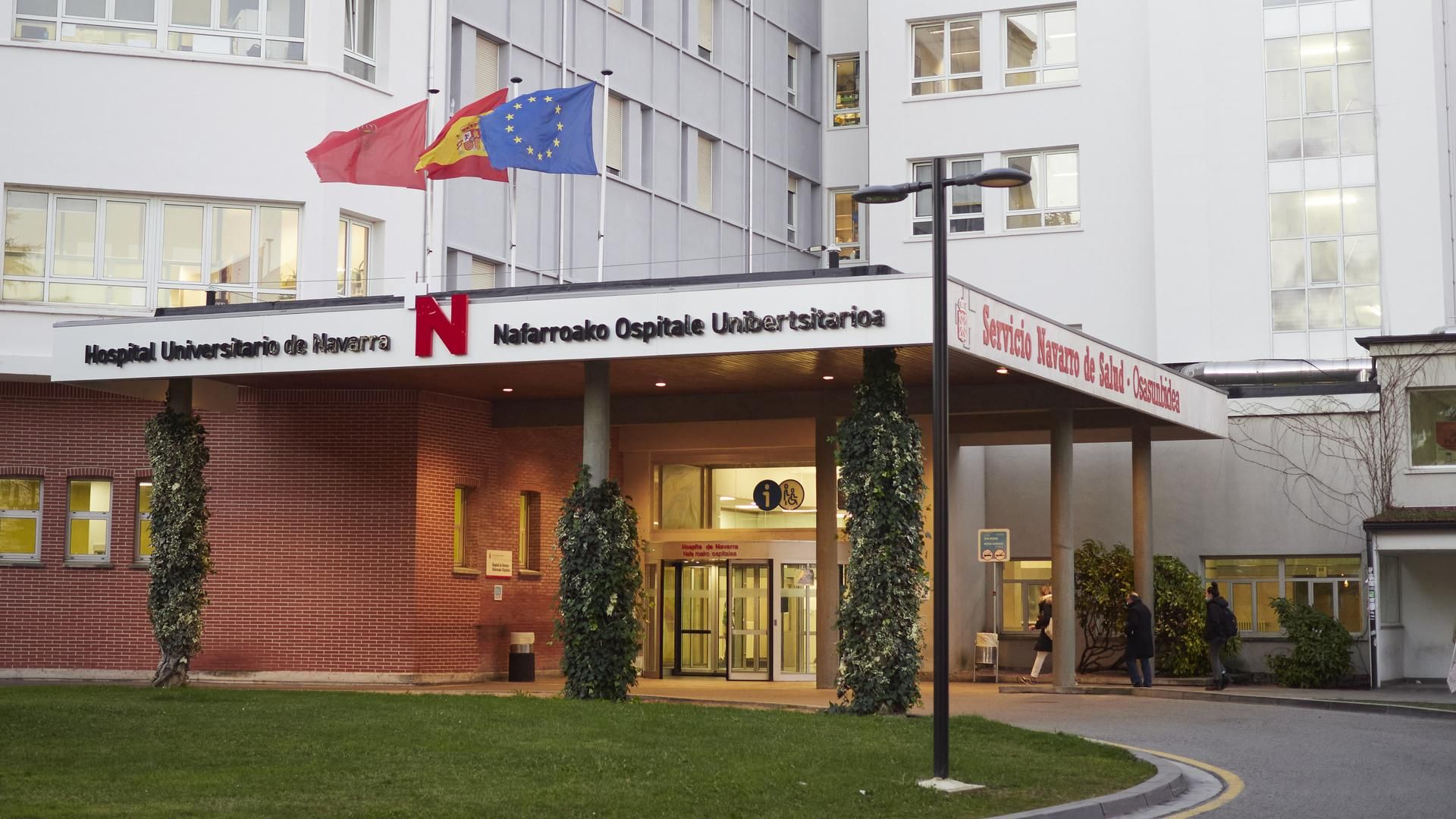 Entrada del Hospital Universitario de Navarra, donde diagnosticaron al menor un osteosarcoma en la rodilla izquierda