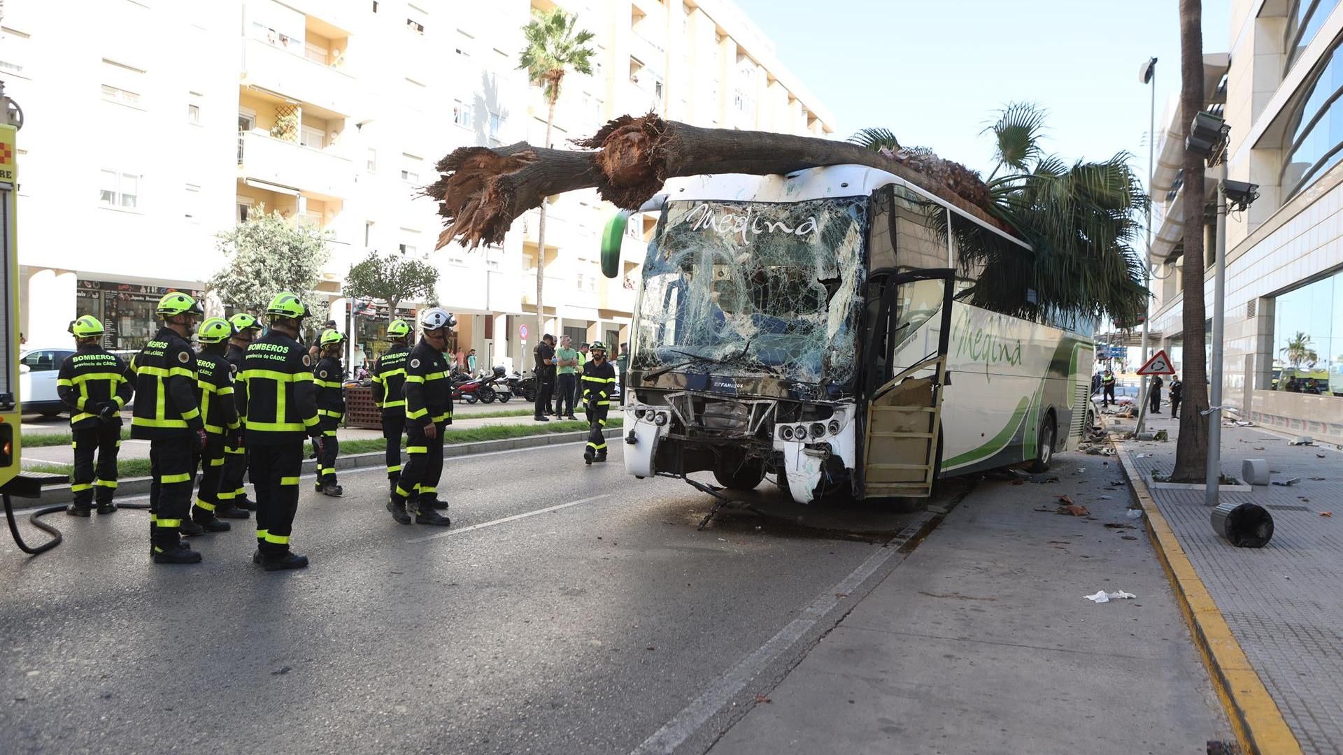 Imagen del autobús que perdió el control a la entrada de Cádiz causando cuatro fallecidos