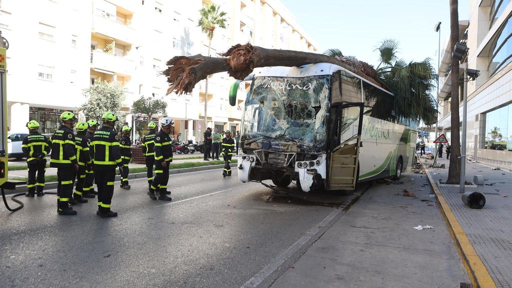 Imagen del autobús que perdió el control a la entrada de Cádiz causando cuatro fallecidos
