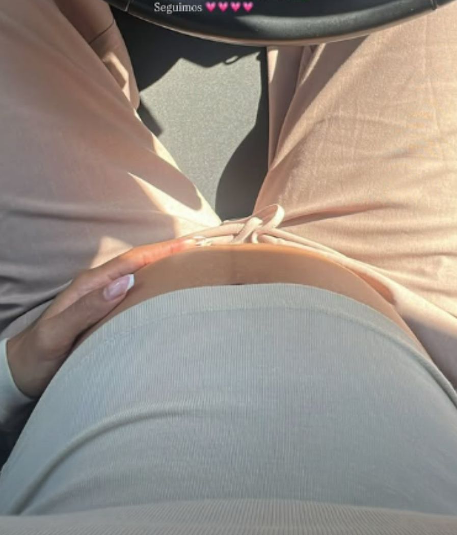 Jeimy Báez presume de barriguita