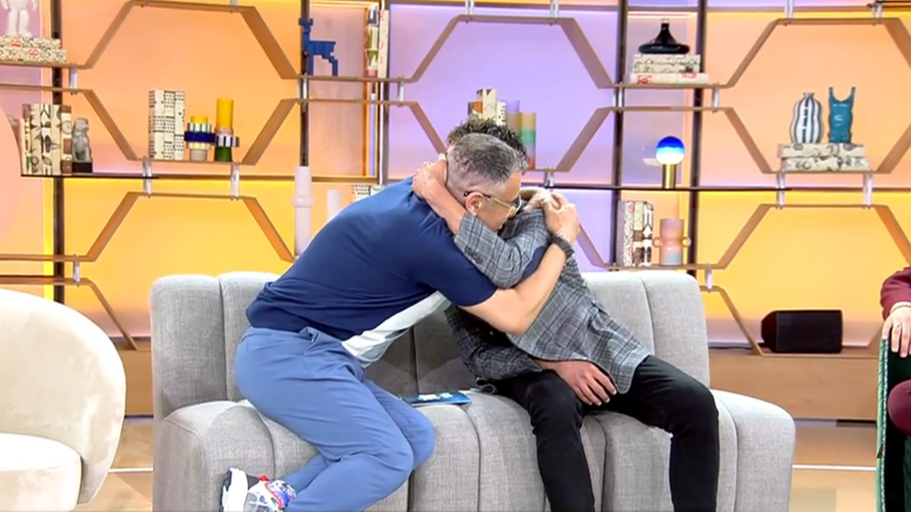 Jorge Javier no se puede resistir al escuchar la emotiva historia de un invitado y se funde en un tierno abrazo con él