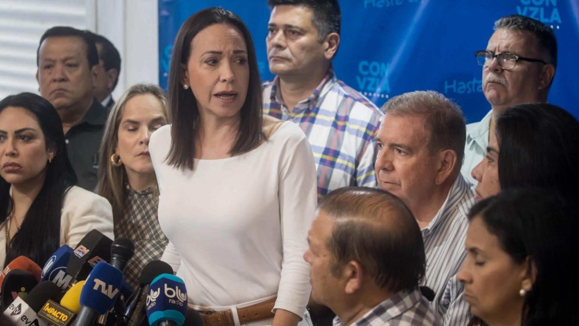La líder opositora María Corina Machado, de Vente Venezuela, ofrece declaraciones a periodistas.