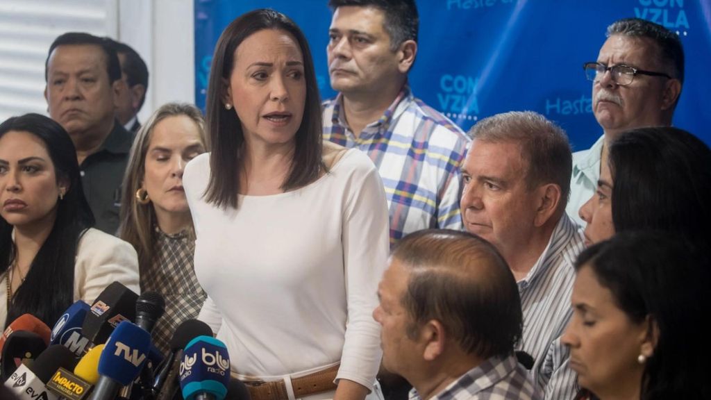 La líder opositora María Corina Machado, de Vente Venezuela, ofrece declaraciones a periodistas.