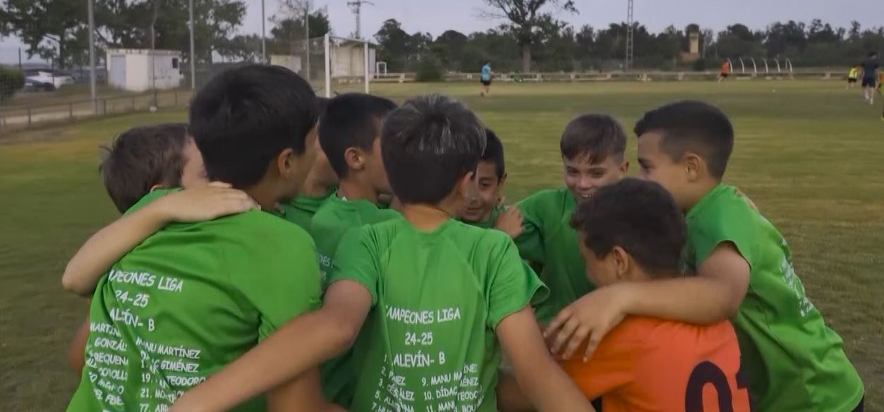 Los pequeños celebran el título