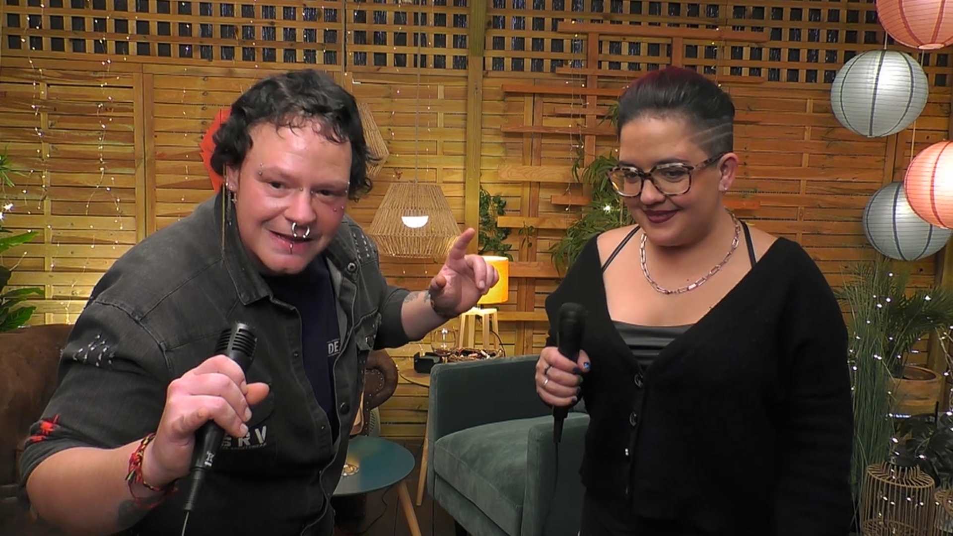 Los solteros lo dan todo en el karaoke de 'First Dates'