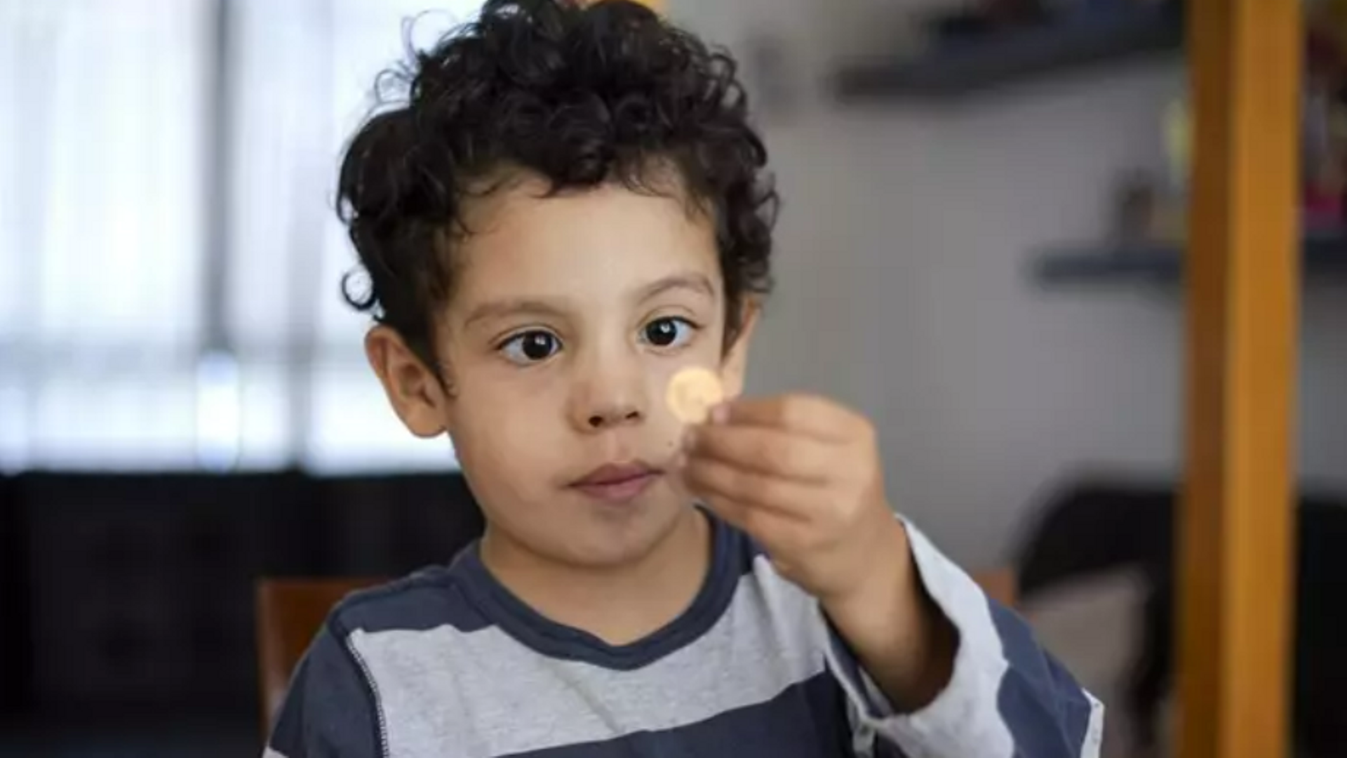 Miles de niños pequeños siguen tragando imanes, ¿qué hacer si esto ocurre?